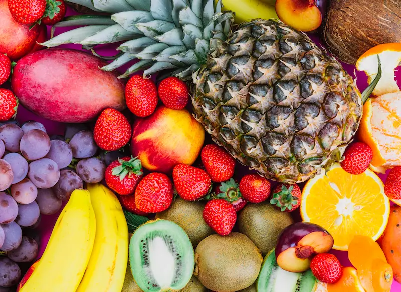 raisins-fraises-ananas-kiwi-abricot-banane-ananas-entier